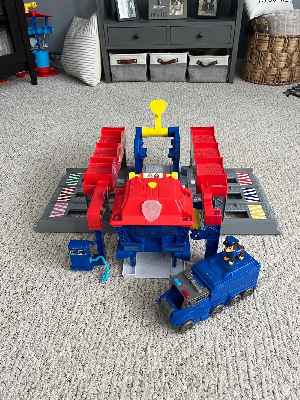 Paw Patrol Big Truck Pups Truck Station and Chase Truck & Figure